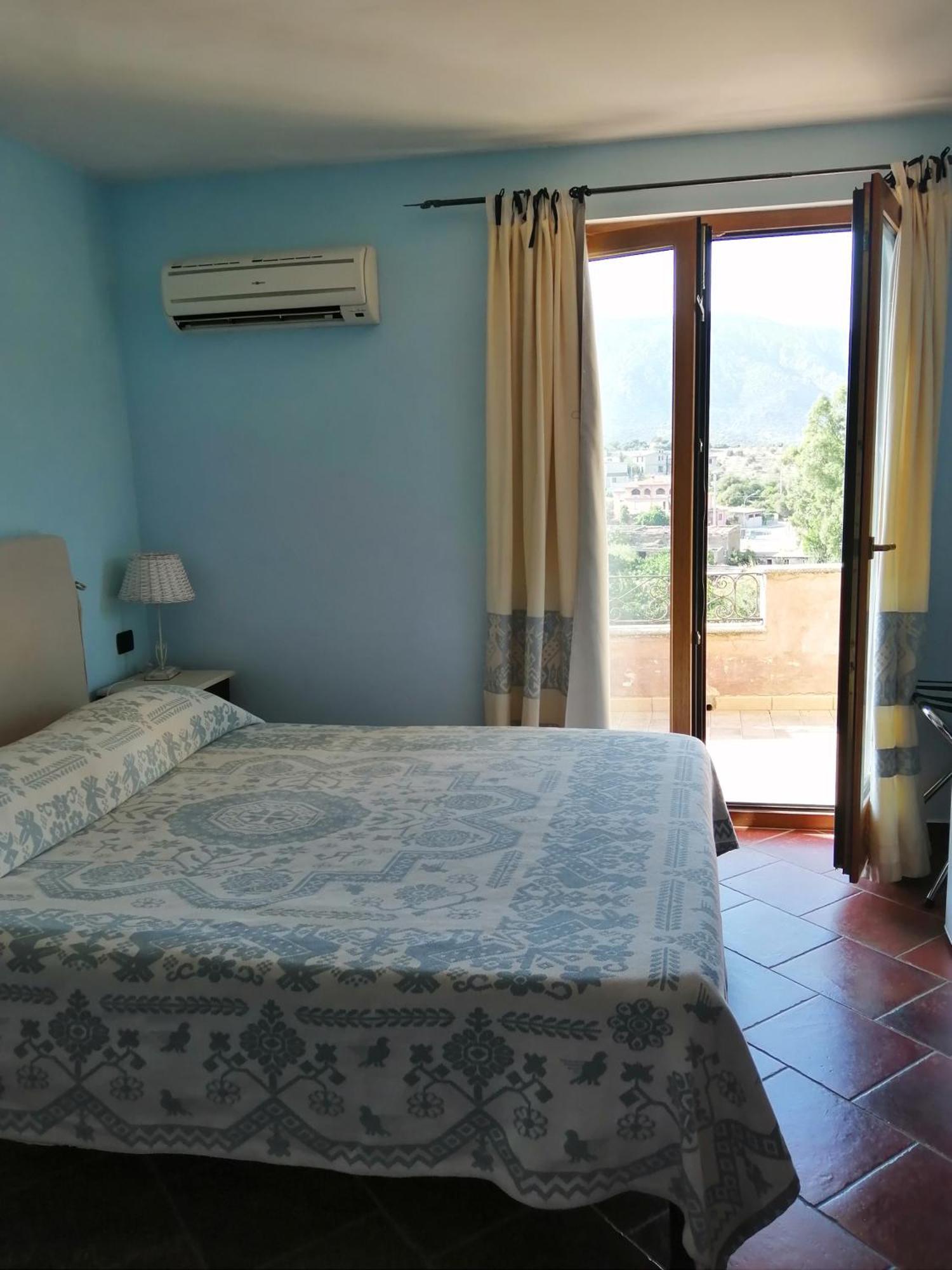 Locanda Tipica Sa Corte Oliena Phòng bức ảnh