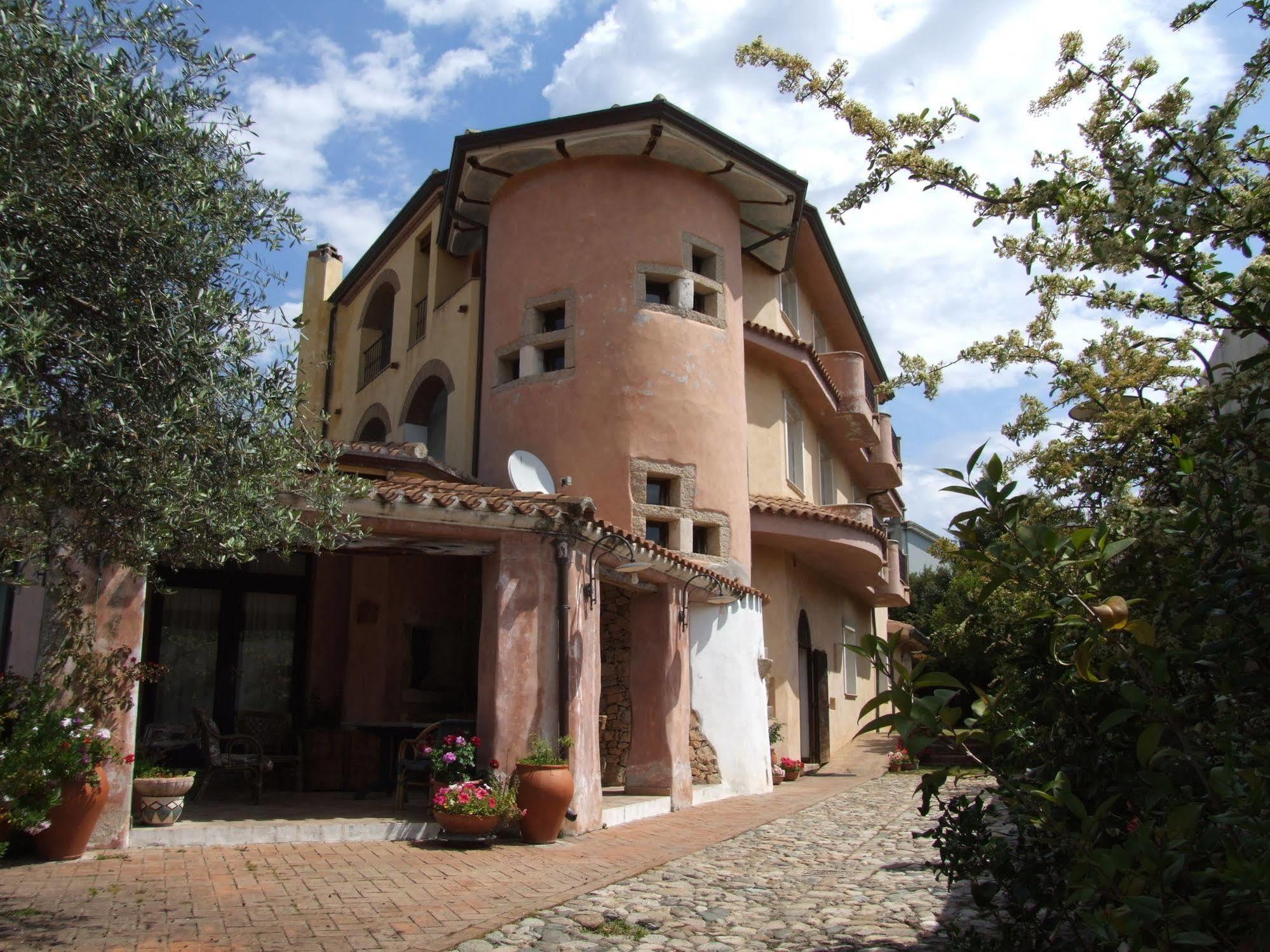 Locanda Tipica Sa Corte Oliena Ngoại thất bức ảnh
